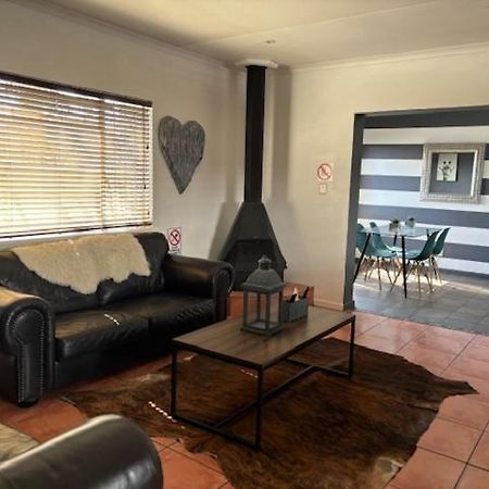 Апартаменты Karoo Heart Бофорт-Уэст Экстерьер фото